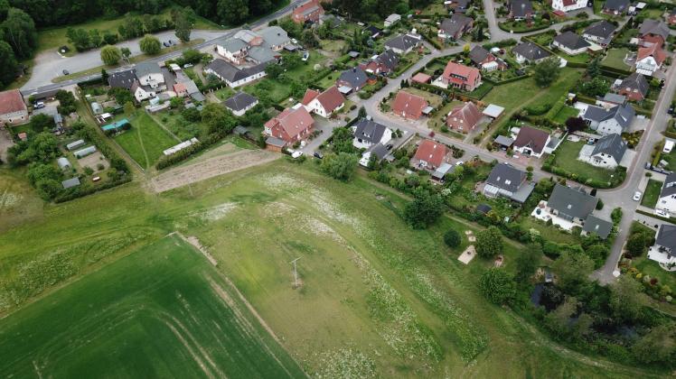 Pingelshagen wächst: Hier werden nächstes Jahr 16 Häuser gebaut. Bis dahin wird die 20-kV-Leitung unterirdisch verlegt.