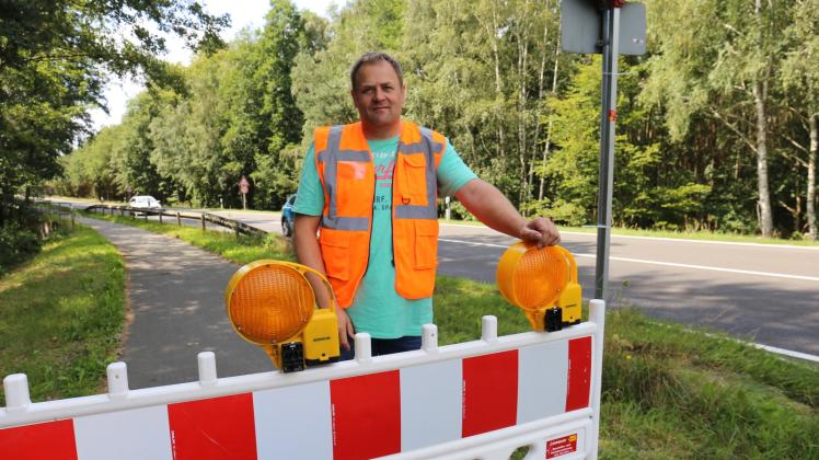 Sperre nahe Bandenitz, ab hier geht es derzeit für Radfahrer nicht weiter. Marco Haurenherm rechnet mit einem zügigen Bauablauf.