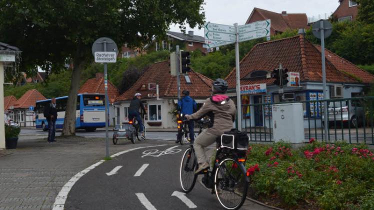 „Radfahrer absteigen“ heißt es aus der Unterführung am Bahnhof aus Richtung Eutiner Straße kommen. Das soll das Vorrang zu geben ist ein Ziel des Radverkehrskonzeptes.