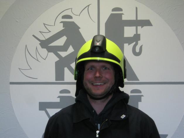 In Feuerwehruniform: Sebastian Buttler  