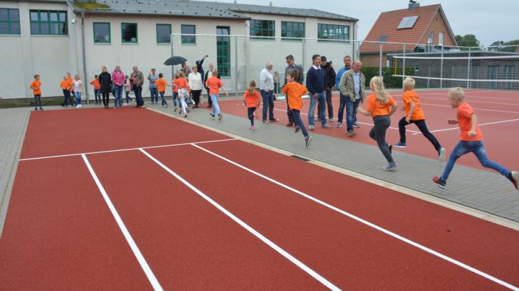 Sportliche Übergabe der neuen Kleinsportanlage für die Stadtschule am Mühlenteich: Schüler und Gäste gestern auf der nagelneuen Anlage. 