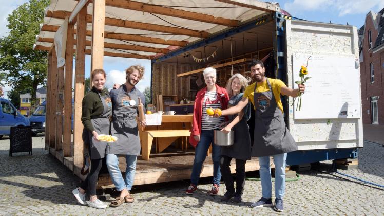 Hoffen auf fröhliche Kochabende: Marieke Schöning, Jan Philipp Paeslack, Magdalena Breidenbach und Ghaith Henki (von links) vom Verein „Über den Tellerrand“ haben Andrea Loose, Fachbereichsleiterin der Stadt Rendsburg, in ihre Mitte genommen.