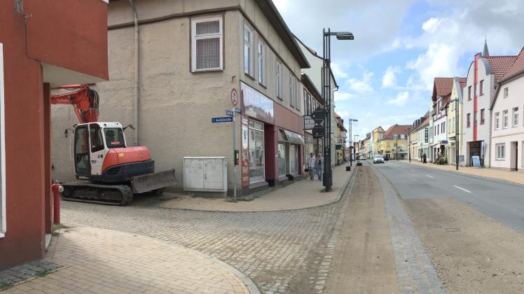 Der Eindruck täuscht: Die Bauarbeiten in der Langestraße sind nicht beendet, sondern nur unterbrochen. Der Bagger wartet auf seinen Einsatz nach dem Stadtfest. 