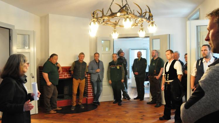 Was wie saniert oder erneuert wurde, erklärte Architektin Katharina Henze den Gästen beim Rundgang durch das Haus. 