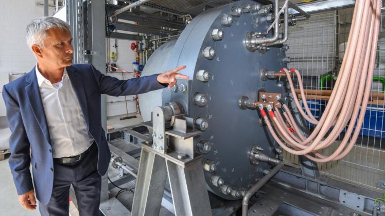 Ulrich Fischer, Leiter des Wasserstoff-Forschungszentrums an der Brandenburgischen Technische Universität, steht am Druckelektrolyseur für die Erzeugung von Wasserstoff. 