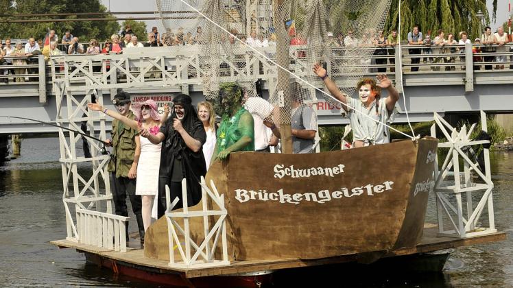 Rückblick aufs Brückenfest 2009: Die Familien Westphal, Matuschek und weitere Freunde überzeugten wieder mit dem schönsten Boot und gewannen den 1. Preis. 