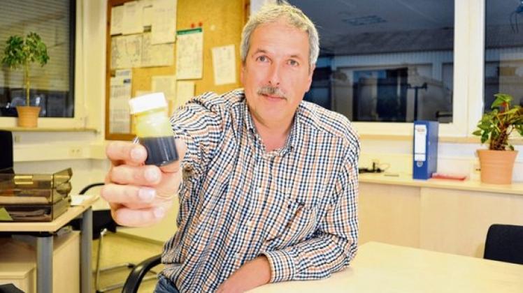 Dunkelbraun halbfestes Fett bleibt als  Brennstoffe für die Industrie übrig. Karl-Heinz Klus ist Betriebsleiter.  Foto: weiss 