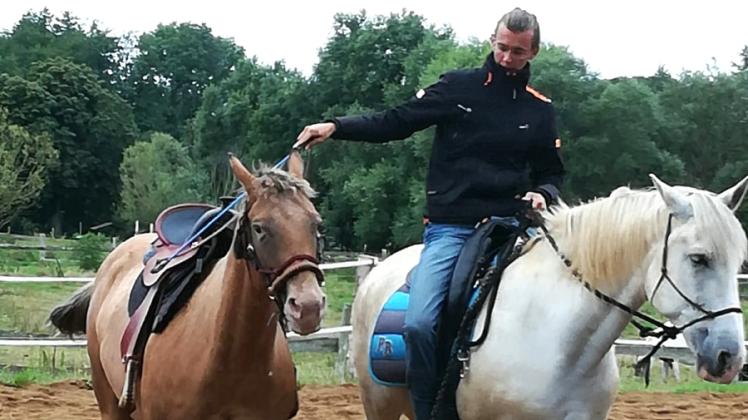 Die junge Stute Winni muss lernen, auch neben fremden Pferden zu gehen. Jan Philipp Günter auf Aron nimmt Winni als freies Handpferd mit. 