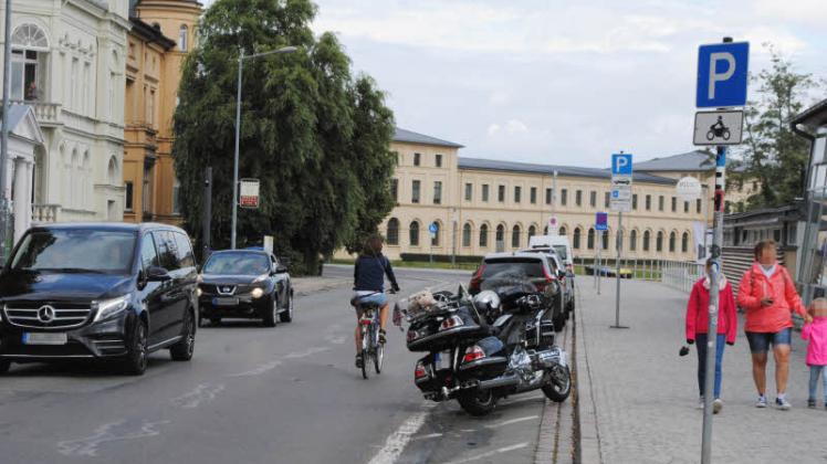 So ist es richtig: Radfahrer in Richtung Marstall benutzen im Bereich des Schlossanlegers die Fahrbahn. 