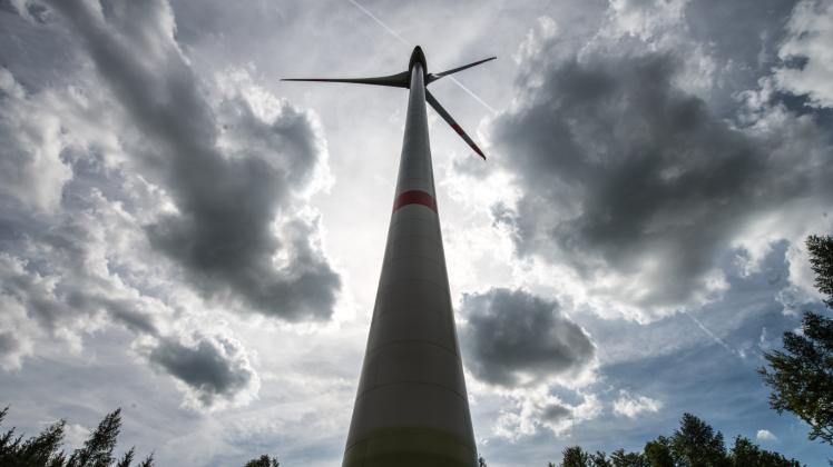 Umstritten: Die Zukunft von acht Windenergieanlagen wird am Dienstag in der Stadthalle Parchim diskutiert. 