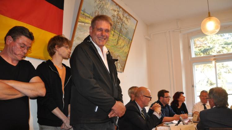 Ist jetzt nur noch eine Stimme im Rückstand: Hans- Jörg Lüschen von den erst 2018 als Bürgerinitiative gegen eine Hähnchenmastanlage gegründeten „Bürgern für Ziegendorf“ bei der Einwohnerversammlung am vergangenen Mittwoch. 