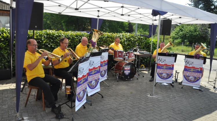 Haben beim „Mond und Sterne-Musikfestival“ in Grabow ein Heimspiel: Die Grabower Blasmusiker