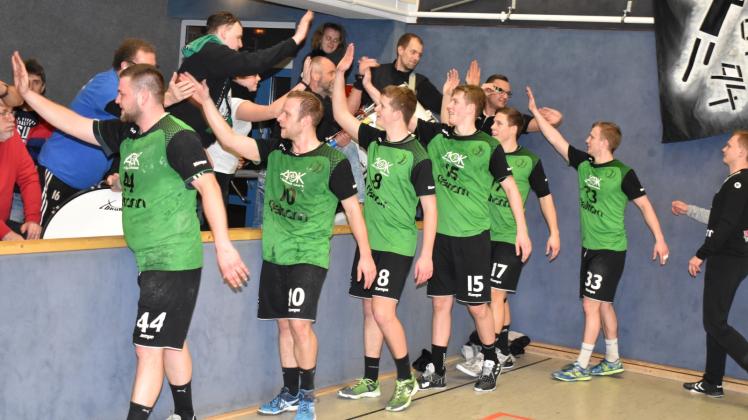 Vorfreude: Die Handball-Männer des Güstrower HV können es kaum erwarten, dass die Saison bald wieder losgeht. Zusammen mit ihren treuen Fans wollen sie wieder eine erfolgreiche Einheit bilden. 