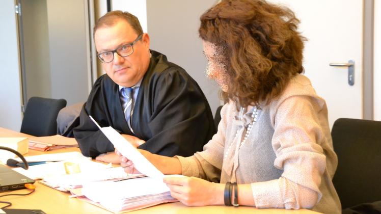 Zu Verhandlungsbeginn brachte Rechtsanwalt Ulf Blase neue Beweisanträge für seine Mandantin Ani S. ein. 