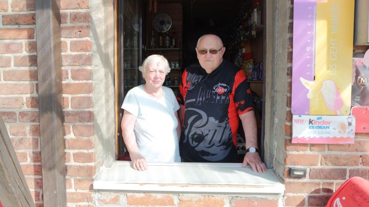Kunden werden aus dem Fenster bedient: Annelie und Karl-Heinz Siegel betreiben ihren kleinen Kiosk in der ehemaligen Schule in Groß Poserin seit Mai 1990. 