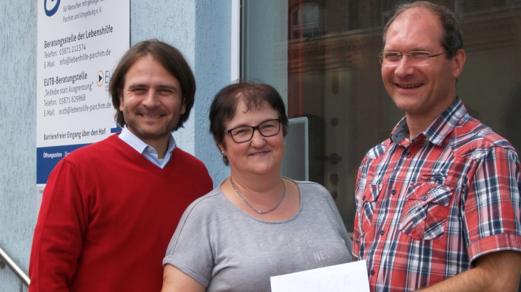 Volker Schubert (r.) überreichte mit Marco Rexin (l.) eine Spende an Heidrun Lompart vom Lebenshilfeverein. 