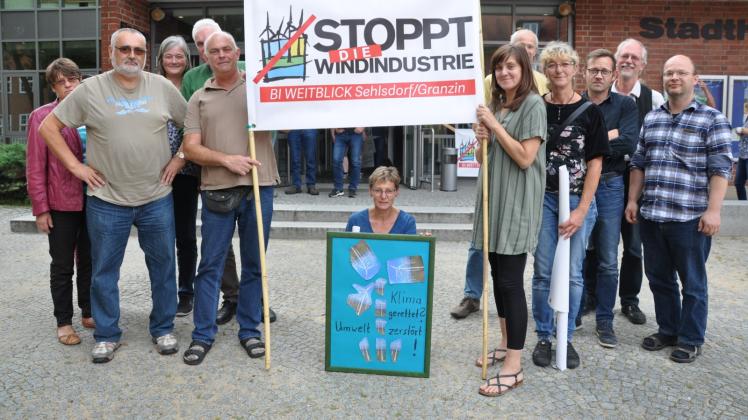 Einige der etwa 100 Mitglieder der Bürgerinitiative „Weitblick Sehlsdorf/Granzin“, darunter Judith Buchholz (6. v. r.) 