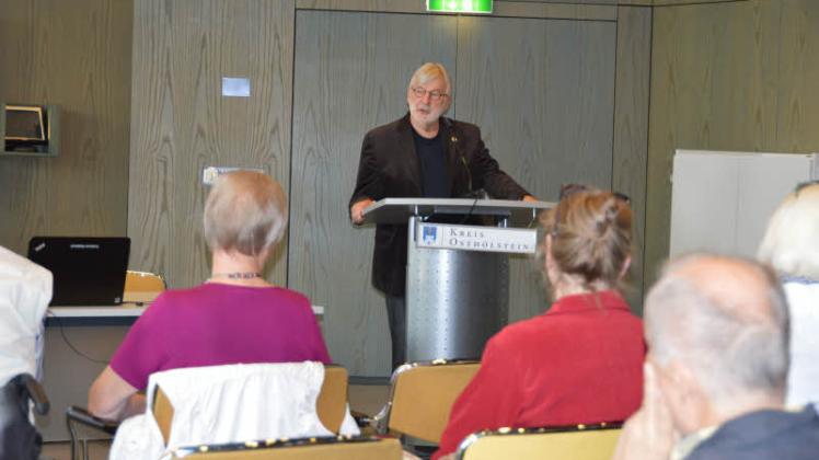 Der frühere Kapitän der „Cap Anamur“, Stefan Schmidt, sprach im Kreishaus über seine Arbeit als Flüchtlingsbeauftragter Schleswig-Holsteins.