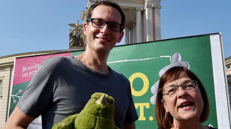 Die Spitzenkandidaten von Bündnis 90/Die Grünen Ursula Nonnemacher und Benjamin Raschke, beim Wahlkampfauftakt mit ihrem Maskottchen, die Grüne Linda