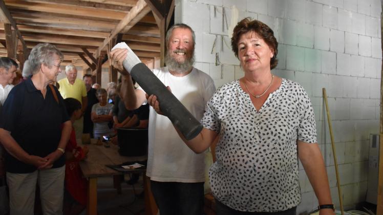 Der Leiter des Scheunenausschusses Friedrich Heilmann und Pastorin Anke Kieseler befüllen die Zeitkapsel. Der Leiter des Scheunenausschusses Friedrich Heilmann und Pastorin Anke Kieseler befüllen die Zeitkapsel.