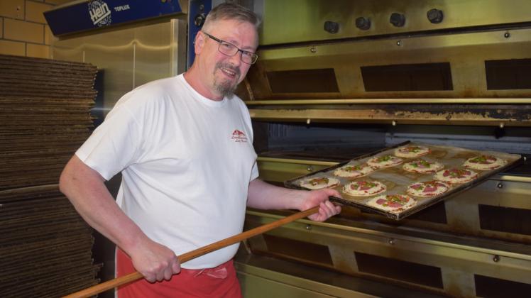 Pizzen vom Landbäcker: Lutz Blum aus Passow geht bei seinem Angebot mit der Zeit. 