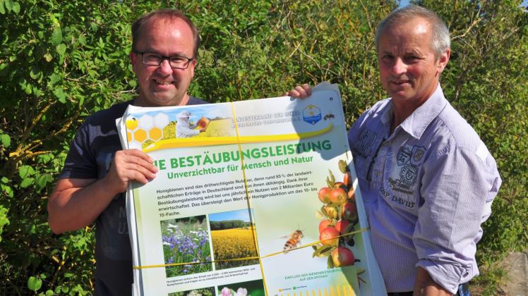 Die neuen Informationstafeln zur Biene werden Bürgermeister Sven Baltrusch (l.) und Imker Detlef Bolte in der Gemeinde aufstellen. 