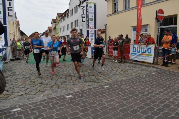 Die Strecke betrug beim Firmen-Staffellauf vier Mal etwa 900 Meter. Die Strecke betrug beim Firmen-Staffellauf vier Mal etwa 900 Meter.