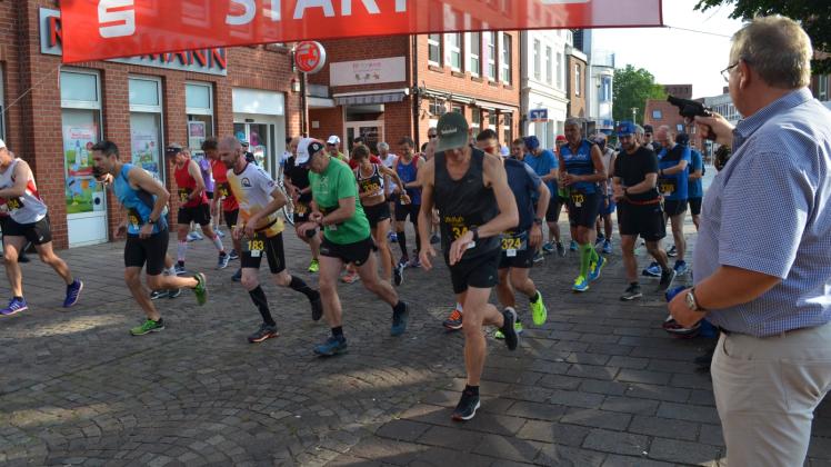 Start der Marathonis auf der 42,195 Kilometer-Strecke. Bürgermeister Lars Winter gab den Startschuss.  Fotos: Orly Röhlk 