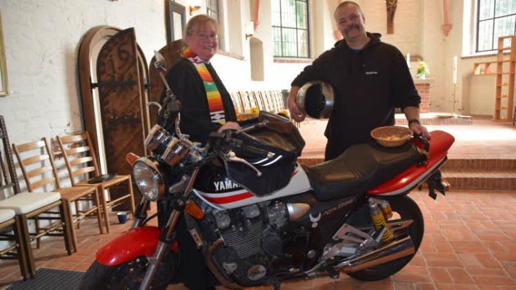 Ungewöhnliches Requisit: Pastorin Kerstin Hansen-Neupert und ihr Mann Axel Neupert stellten ein Motorrad im Gottesdienst auf. Fotos: Messerschmidt 