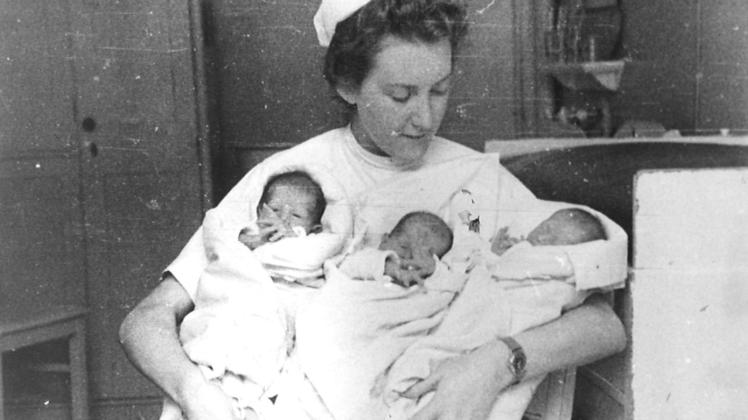 Drei Kinder im Arm: Ilse Ludwigs zeigt die Drillinge, die im Sommer 1960 in der Frauenklinik in der Bornhövedstraße geboren wurden. 