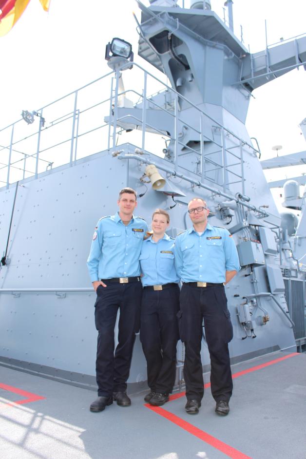 Oberbootsmann Sean David Krischollek mit weiteren Besatzungsmitgliedern