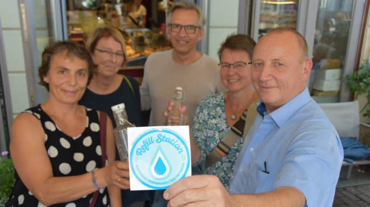 Werben für die Refill-Teilnahme: Hans-Peter Klausberger(r.), Anja Jacobsen (v.l.), Barbara Braasch, Christian Bielke, Andrea Lauströer.