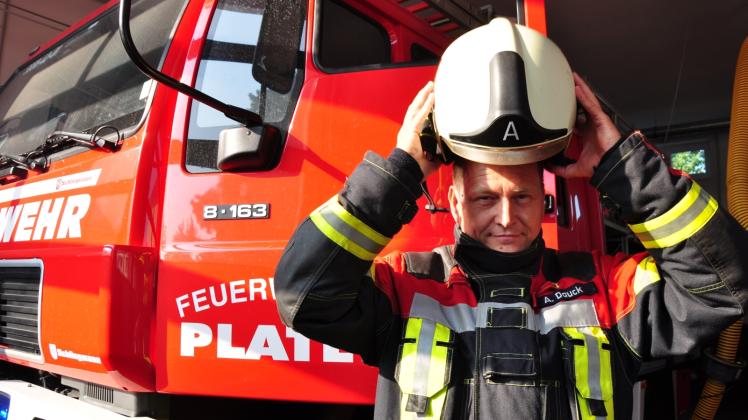 Helm auf und los: Seit 1992 ist Andreas Dauck aktiv bei der Feuerwehr. Er leitet die Brandschutztruppe in Plate und zudem die Amtsfühungsgruppe. 