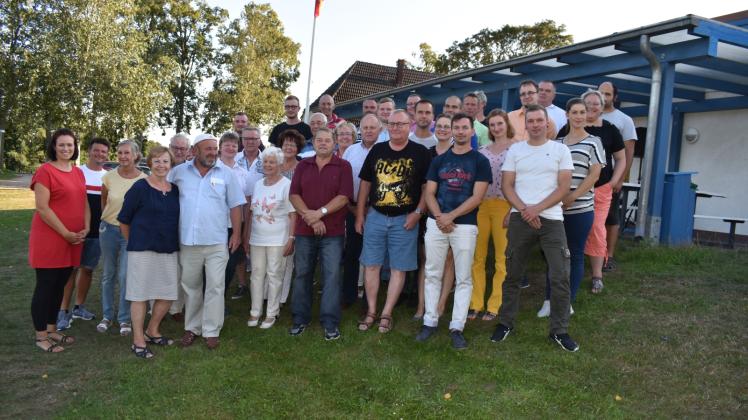 Nach der gelungenen 800-Jahr-Feier in Langen Jarchow lud die Gemeinde fleißige Helfer, Vereine und Sponsoren ein, um Dank zusagen.