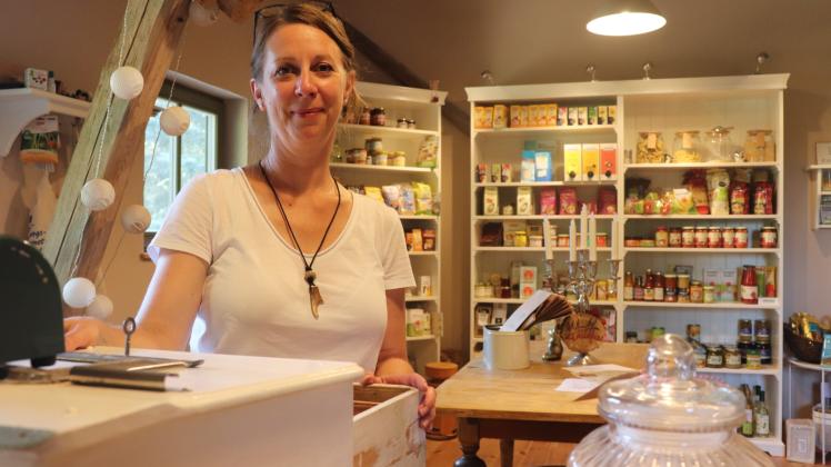 Die „Waldfrau“ in ihrem Siggelkower Laden: Katja Mentzel betreibt ein kleines Geschäft am Rand des Dorfes. 