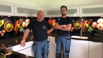 Jens Nielsen und Marco Kipke-Vogt von Förde-Küchen haben die Küche montiert.