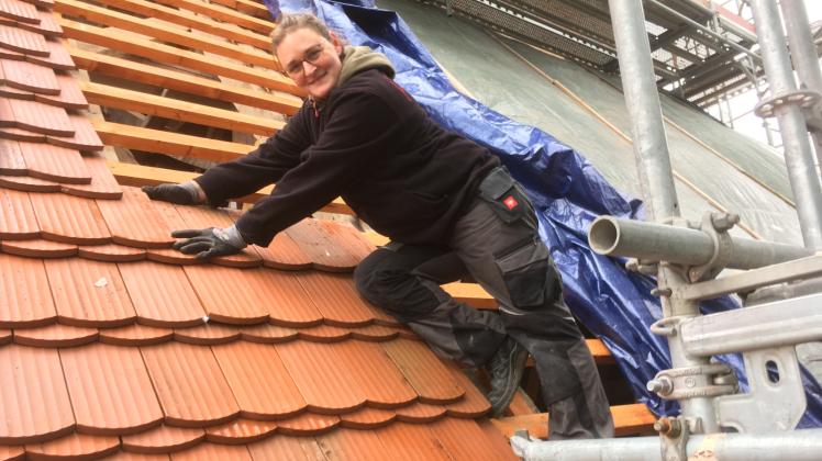 Sie ist eine von ganz wenigen Dachdeckermeisterinnen in MV: Ulrike Schätzchen aus Crivitz hat den Betrieb „Krüger“ von ihrem Vater übernommen.
