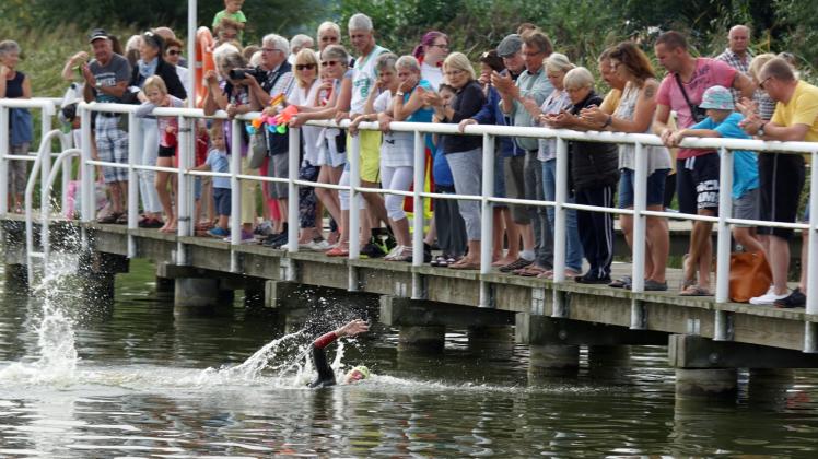 Da staunten die Zuschauer: Finn Große-Freese vom SC Neubrandenburg erreichte nach 750 Meter schwimmen mit deutlichem Vorsprung die Badeanstalt. Fotos: Thomas Zenker 