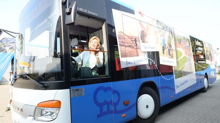 Als Hingucker bezeichnet Landrätin Kerstin Weiss den neuen Bus, mit dem der Kreis Nordwestmecklenburg Standort-Marketing in eigener Sache betreiben will. 