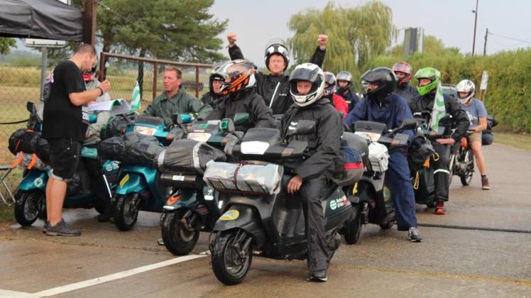 In Siegerpose: Diese Mopedfahrer aus Holland waren froh über ihre Ankunft in Perleberg. Die Tagesetappe endete im Gewitterregen. 