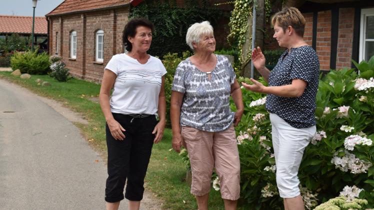 Dorfgespräche in Dobbin: Grit Reimer, Ellen Samtlebe und Daniela Köster tauschen sich über das Ortsgeschehen aus.