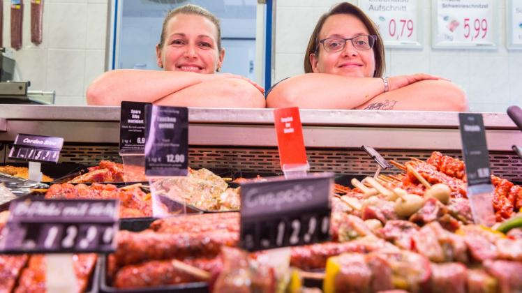 Die Fleischauswahl im Banzkower Frischemarkt ist groß: Die Fachverkäuferinnen Kathrin Krause (l.) und Martina Lünz wissen, von wo ihr Fleisch stammt. 
