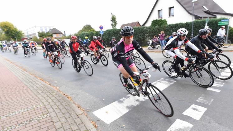 Auch beim 5. Schweriner-Seen-Jedermann-Radrennen treten erneut mehrere hundert Radbegeisterte in die Pedale. 