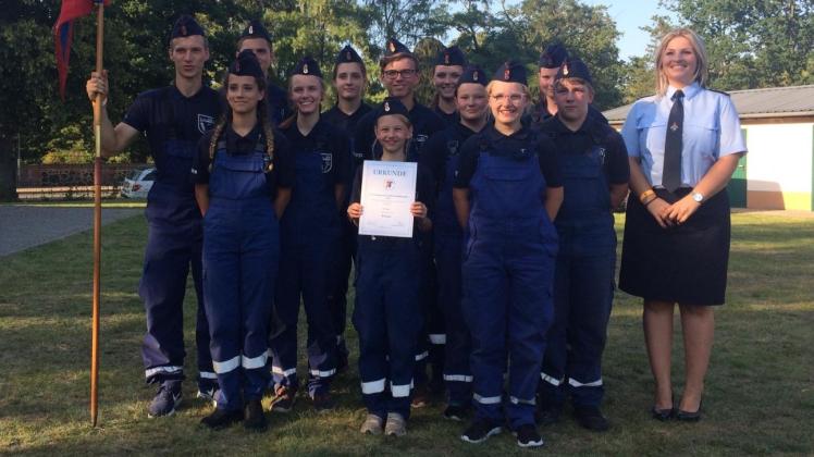 Gut gemacht: Der Feuerwehrnachwuchs um Jugendfeuerwehrwartin Sarah Kunrede präsentiert stolz die Urkunde für den fünften Platz bei der Landesmeisterschaft.