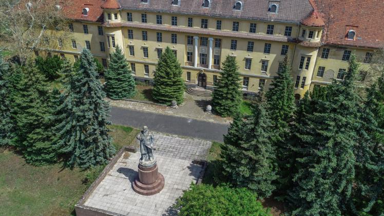 Wünsdorf: Ein Lenin-Denkmal steht auf dem ehemaligen Militärgelände vor dem früheren Haus der Offiziere.