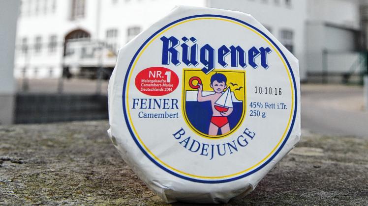 Der letzte "Rügener Badejunge"-Camembert verlässt in diesen Tagen das Bergener Werk.