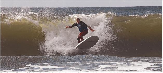 eine Spur von Altersschwäche: Gaston Surtmann ist Deutschlands ältester aktiver Surfer und reitet die Nordseewogen wie ein 30-Jähriger ab. Foto: Korell
