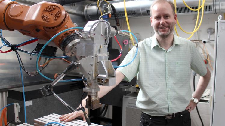 Der Fachmann Michael Rethmeier weiß, wie man mit einem Laser-Roboter Metalle zusammenschweißen kann. 