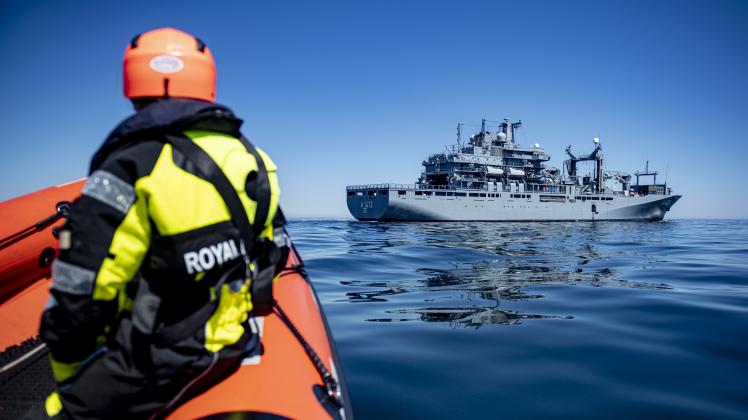 Ein Schnellboot der Königlich Dänischen Marine fährt auf der Einsatzgruppenversorger "Bonn" zu, der in der Nähe der dänischen Insel Bornholm operiert. Das Schiff der deutschen Marine nahm am Nato-Manöver "Baltops" am 14.06.2019 auf der Ostsee teil.