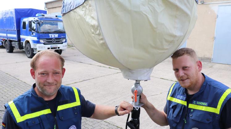 Sie bringen das Licht zum Einsatz: Steve Radszuweit und Carlo Schonda vom Technischen Hilfswerk in Parchim 